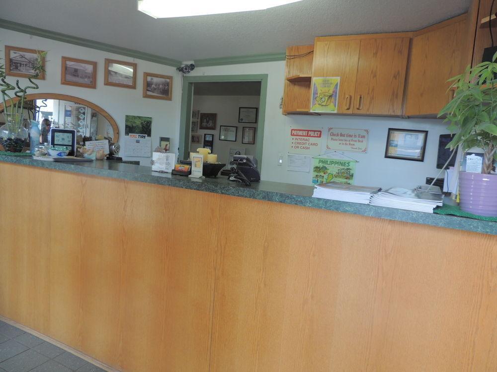 100 Mile Motel & Rv Park 100 Mile House Exterior photo