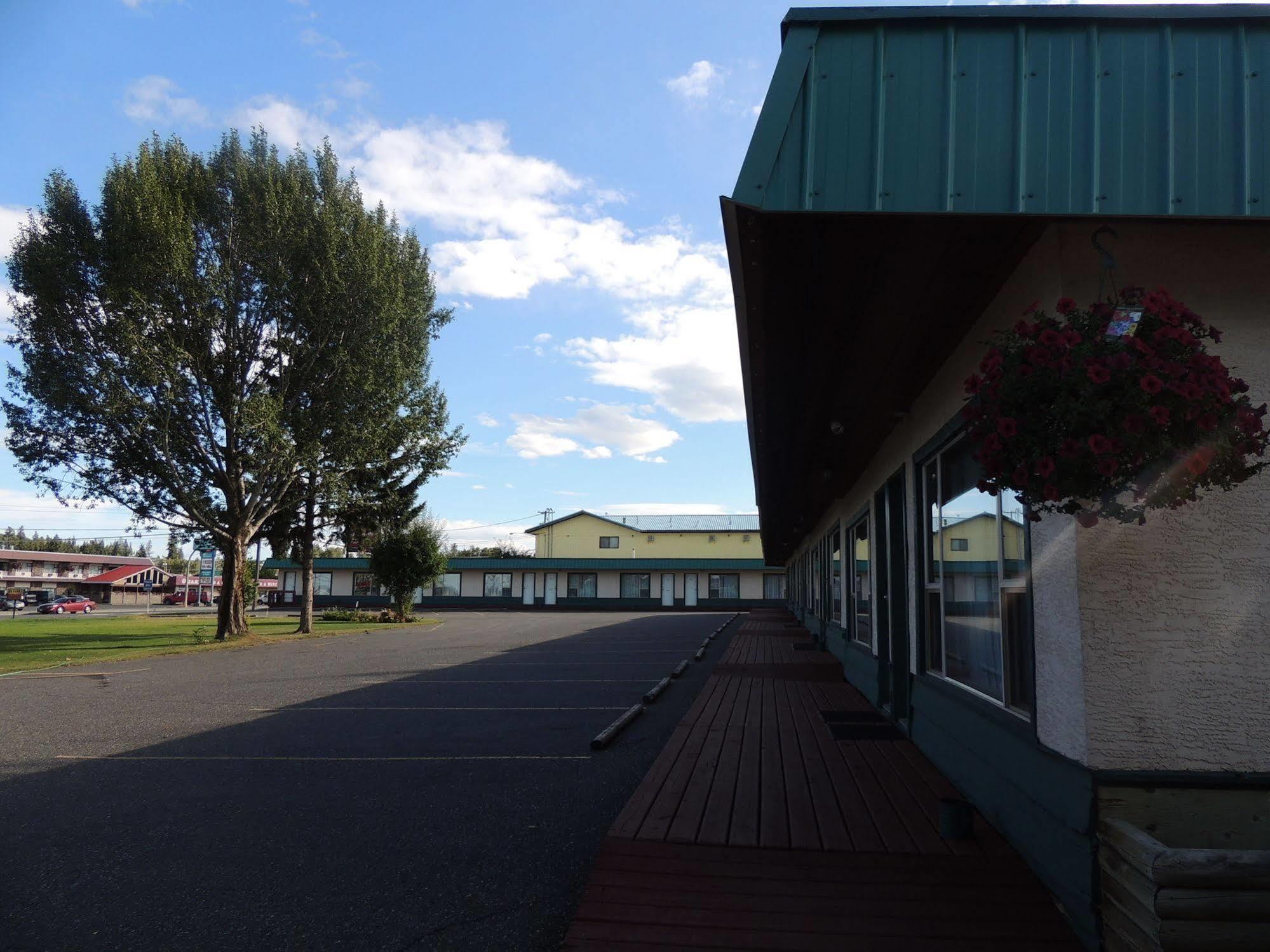100 Mile Motel & Rv Park 100 Mile House Exterior photo